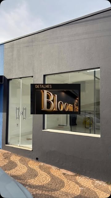 Fachada da Bloom Fashion com letreiro dourado